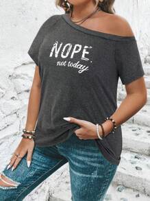 SHEIN LUNE T-shirt casual à manches courtes avec imprimé lettres asymétrique pour grandes tailles, pour femmes en été, aéroport. T-shirts graphiques pour le trajet, les vacances, minimalistes, simples et , convenant pour le port quotidien, les fêtes élégantes, les événements quotidiens, les vacances, le style bohème/boho, le retour à l'école, les concerts country, les sorties