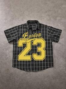 Manfinity EMRG 1 pieza Camisa de manga corta holgada para hombre, ajuste relajado oversize, gran letra "Boston" en cursiva amarilla, número "23" en fuente cuadrada, estilo urbano, versátil para uso casual, deportivo, ir al trabajo, vacaciones, vuelta al cole, gran regalo para novio o esposo, conjunto de pareja
