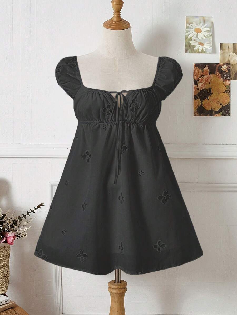 SHEIN Unity Vestido de vacaciones mini con escote cuadrado, volantes, nudo delantero, bordado floral y calado - Negro - View 1