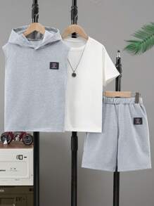 SHEIN Set da 3 pezzi di abbigliamento casual estivo per ragazzi: gilet con cappuccio, maglietta a tinta unita e pantaloncini, outfit versatile
