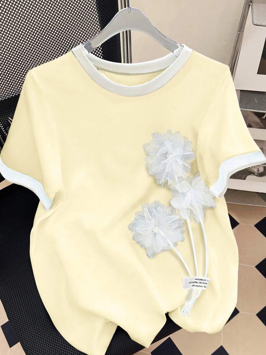 SHEIN LUNE Camiseta de manga corta de verano informal para mujer con decoración gráfica de flores 3D - Amarillo - Ver 1