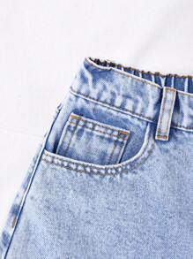 SHEIN Short en jean délavé léger, décontracté et mignon avec nœud papillon et broderie pour les jeunes filles. Tenues décontractées d'été pour les concerts, les festivals et les soirées pour les jeunes filles. Tenues d'été pour les brunchs, les églises et les remises de diplômes. Vêtements pour la rentrée scolaire
