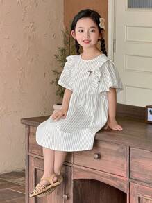SHEIN Mädchen Sommer Neuankömmling zusammenpassende Schwester Outfit, gestreiftes Kurzarm-Kleid mit Rüschenkante, lässiger Schnitt, Schleifendekor, Leinengewebe, süßes modisches Kleid - Weiss - Übersicht 4