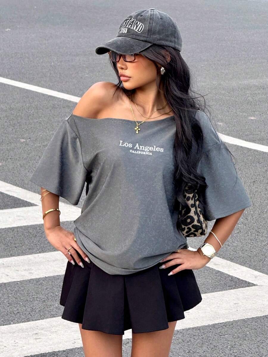 SHEIN Ragazza adolescente, T-shirt con stampa lettera a collo asimmetrico e maniche corte larghe, gonna corta plissettata a vita bassa. T-shirt a maniche corte con colore a contrasto e pantaloni dall'aderenza rilassata. Adatto per primavera/estate, stile casual, di tutti i giorni, sport, shopping, ritorno a scuola, vacanze, stile scolastico, Pasqua, festival musicali, laurea, raduni familiari
