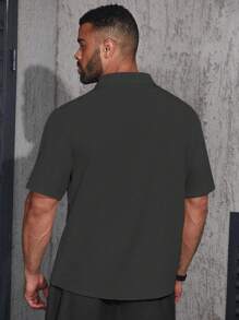 Manfinity Homme قميص رجالي كاجوال بأكمام قصيرة وطبعة لون واحد أنيق للمكتب، مقاسات كبيرة الحجم - رمادي غامق - مشاهدة 2