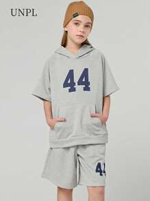 SHEIN Conjunto de camiseta con capucha de manga corta y pantalón corto suelto con estampado de letras para niñas preadolescentes. El elemento de la capucha le da un toque juguetón y enérgico a la camiseta, mientras que el estampado de letras moderno es el punto central destacado. La disposición inteligente forma palabras o frases interesantes, que muestran la personalidad y la actitud de la niña.