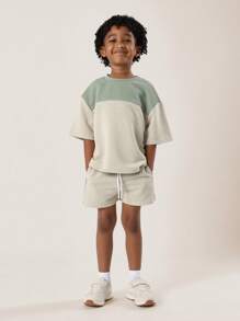 SUMWON Conjunto de camiseta de paneles acanalados y pantalones cortos premium para niños, ropa deportiva casual de verano y primavera, conjunto deportivo para vacaciones - Multicolor - Ver 7