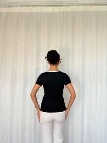 Islaluna Camiseta ajustada de manga corta para mujer con empalmado de color negro y blanco acanalado simple y pequeño