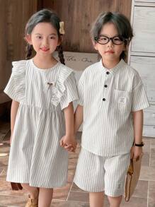 SHEIN Mädchen Sommer Neuankömmling zusammenpassende Schwester Outfit, gestreiftes Kurzarm-Kleid mit Rüschenkante, lässiger Schnitt, Schleifendekor, Leinengewebe, süßes modisches Kleid - Weiss - Übersicht 1