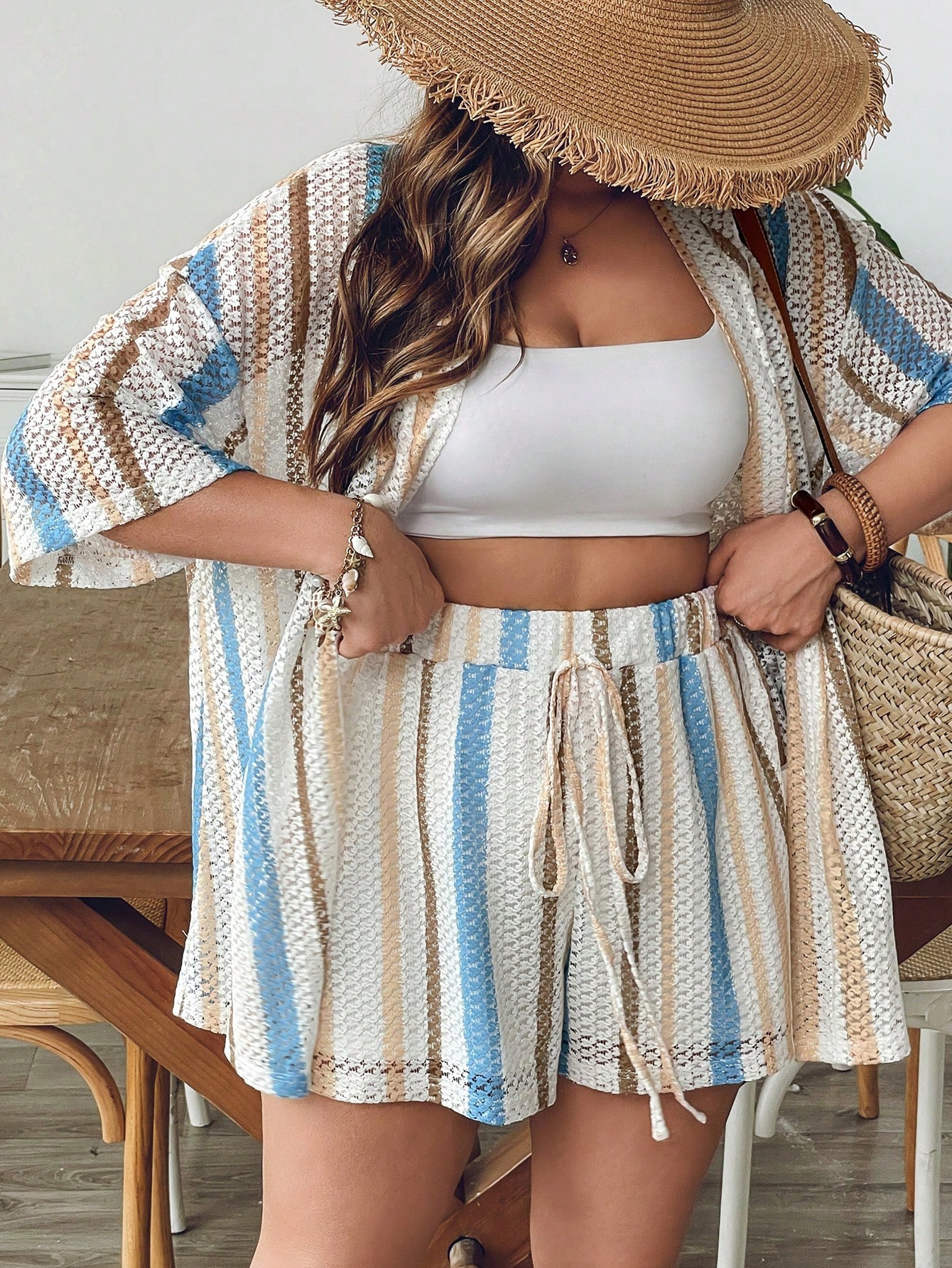 SHEIN VCAY Conjunto de 2 Peças em Malha com Camisa Listrada Azul e Branca e Shorts Plus Size para Mulheres, Conjunto de Roupas para Festa na Praia, Férias de Verão - Estilo Menina Coco, Verão, Boho Chique, Roupa Feminina de Estilo Boho, Roupas para Brunch, Aeroporto, Praia, Passeios pela Cidade, Férias, Roupas Ocidentais, Verão Europeu, Lua de Mel, Velho Dinheiro, South Beach, Costa de Amalfi, Conjuntos de Renda, Top de Renda - Azul e Branco - Visão 2