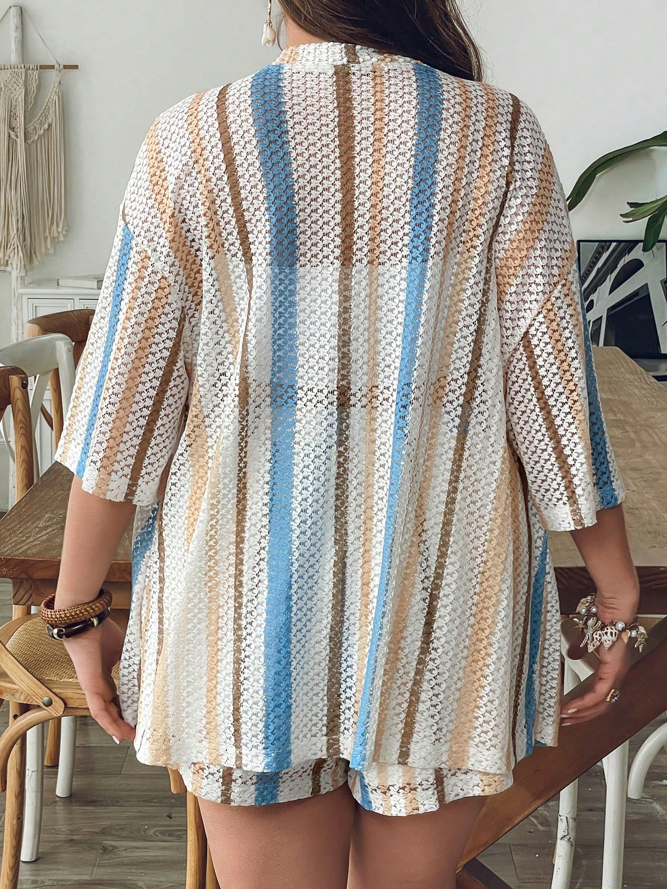 SHEIN VCAY Conjunto de 2 Peças em Malha com Camisa Listrada Azul e Branca e Shorts Plus Size para Mulheres, Conjunto de Roupas para Festa na Praia, Férias de Verão - Estilo Menina Coco, Verão, Boho Chique, Roupa Feminina de Estilo Boho, Roupas para Brunch, Aeroporto, Praia, Passeios pela Cidade, Férias, Roupas Ocidentais, Verão Europeu, Lua de Mel, Velho Dinheiro, South Beach, Costa de Amalfi, Conjuntos de Renda, Top de Renda - Azul e Branco - Visão 3