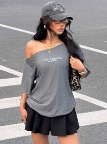 SHEIN Ragazza adolescente, T-shirt con stampa lettera a collo asimmetrico e maniche corte larghe, gonna corta plissettata a vita bassa. T-shirt a maniche corte con colore a contrasto e pantaloni dall'aderenza rilassata. Adatto per primavera/estate, stile casual, di tutti i giorni, sport, shopping, ritorno a scuola, vacanze, stile scolastico, Pasqua, festival musicali, laurea, raduni familiari