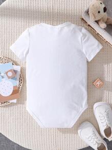 SHEIN 父亲节幼儿男童休闲时尚创意心形拳头字母印花圆领短袖连体衣，爸爸和我搭配的服装（2 件单独出售） - 白色 - 查看 3