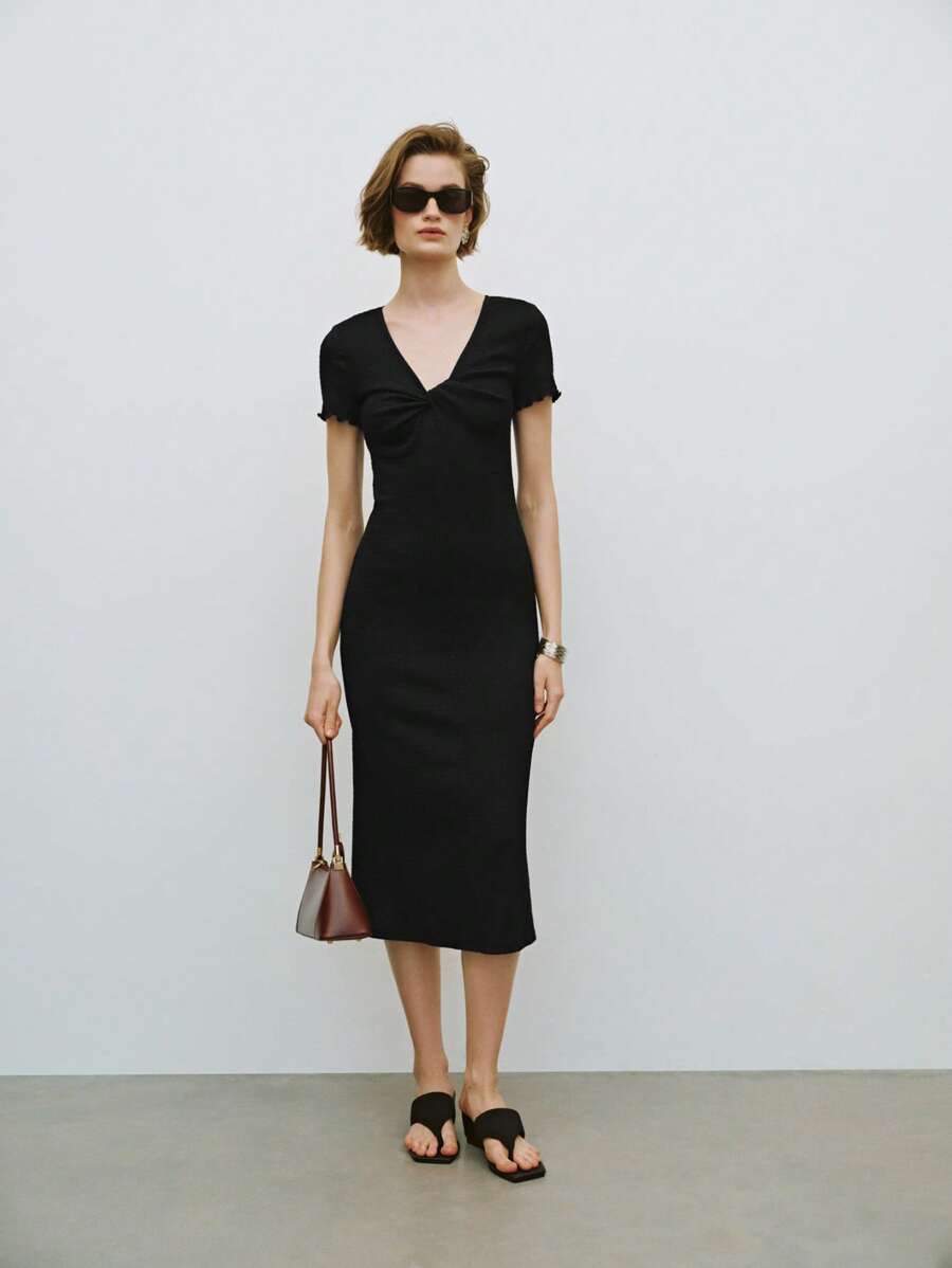 Lumivelle Vestido con cuello en V, torcido y de tela texturizada - Negro - Ver 1