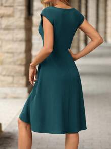 SHEIN Clasi Vestido negro sólido y elegante de punto con falda campana, cuello redondo, versátil y cómodo, primavera/verano