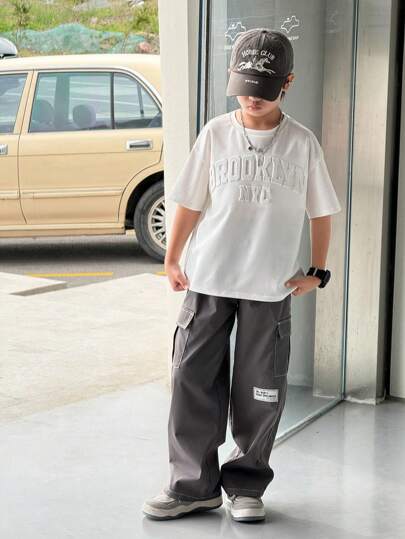 SHEIN 2 件套青少年男孩 3D 字母压花图案圆领短袖 T 恤，带工装口袋和撞色灰色裤子，休闲运动装适合春夏场合，如度假、学校、派对、时尚和多功能
