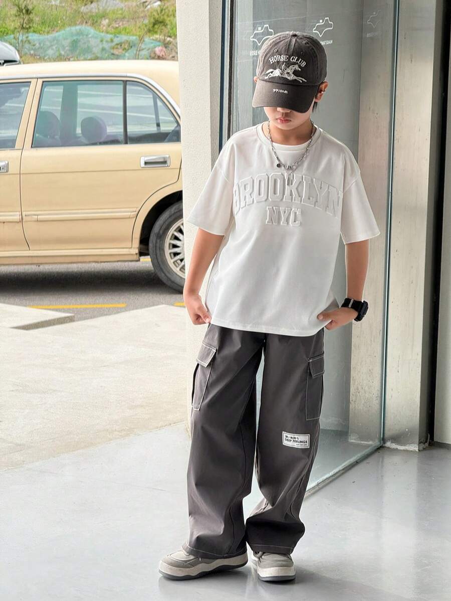 SHEIN Set de 2 piezas para niño preadolescente: Camiseta de manga corta con cuello redondo y patrón de letras 3D en relieve, talla grande pantalones cargo de color gris en contraste. Conjunto deportivo casual apto para primavera, verano, vacaciones, escuela, fiesta, moda y versátil. - Blanco - Ver 1