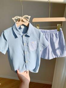 Conjunto de 2 piezas de camisa de manga corta de bolsillo con rayas y empalmes, y pantalones cortos de unicolor para niño pequeño, adecuado para ir a la escuela, actividades diarias casuales, deportes en primavera/verano/otoño
