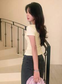 DAZY 女式纯色短袖褶皱侧开衩修身紧身 T 恤上衣