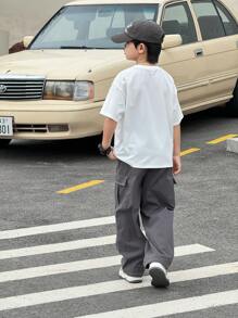 SHEIN Set de 2 piezas para niño preadolescente: Camiseta de manga corta con cuello redondo y patrón de letras 3D en relieve, talla grande pantalones cargo de color gris en contraste. Conjunto deportivo casual apto para primavera, verano, vacaciones, escuela, fiesta, moda y versátil. - Blanco - Ver 2