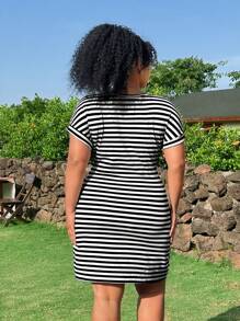 SHEIN EZwear Đầm ngắn thường ngày cổ tròn tay cánh dơi cỡ lớn cho nữ, mùa hè, túi kẻ sọc - Đen và trắng - Xem 2