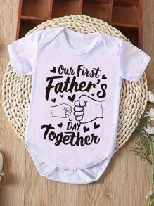 SHEIN 父亲节幼儿男童休闲时尚创意心形拳头字母印花圆领短袖连体衣，爸爸和我搭配的服装（2 件单独出售） - 白色 - 查看 4