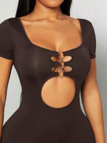 SHEIN SXY 春夏黑色纯色高弹针织性感休闲金属环镂空紧身长袖连体裤，露背设计连体裤，适合音乐节、日常外出/派对/俱乐部穿着 - 咖啡棕 - 查看 4