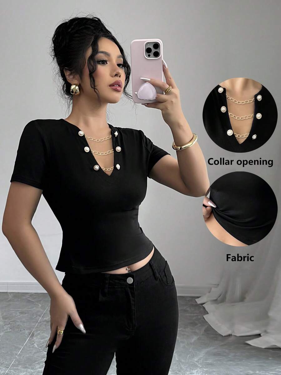 SHEIN Camiseta feminina com decoração de flores 3D e decote entalhado, moda para o verão - Preto - Ver 1