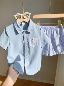 Conjunto de 2 piezas de camisa de manga corta de bolsillo con rayas y empalmes, y pantalones cortos de unicolor para niño pequeño, adecuado para ir a la escuela, actividades diarias casuales, deportes en primavera/verano/otoño