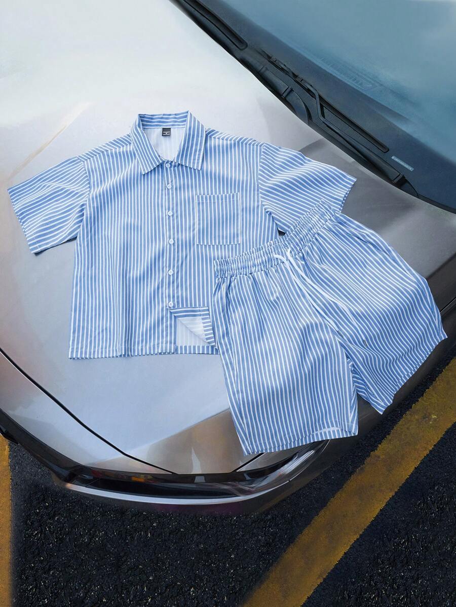 Manfinity Roghcode 2 件超大男士条纹短袖衬衫和短裤套装，衬衫左胸有 1 个口袋，短裤配有松紧腰带和侧袋，年轻街头风格，适合男朋友、丈夫、度假、日常通勤、返校、情侣装两件套夏季套装男士服装男士衬衫套装男士两件套夏季男士两件套男士衬衫套装 - 藍色 - 查看 1