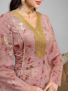 Al Najma 女式花卉印花 V 领束带优雅长袖阿拉伯风超长连衣裙 - 粉色 - 查看 5