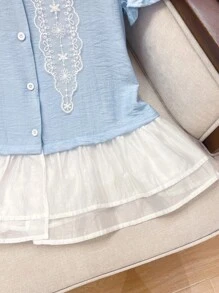 SHEIN Unity Camisa de manga corta con panel de gasa y volantes en el bajo - Azul y blanco - Ver 3
