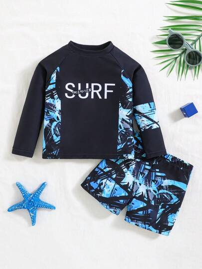 SHEIN Set de 2 piezas de traje de baño para bebé niño con jersey de manga larga de punto elástico con bloqueo de color y patrón de letras, y pantalones cortos de natación con cintura elástica, adecuado para playa, piscina y resort spa