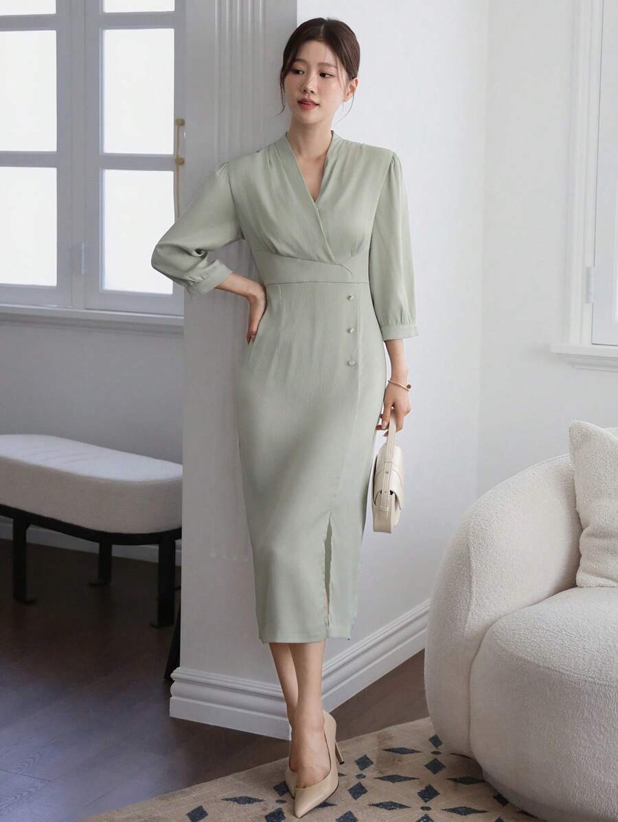 DAZY Vestido midi de mangas 3/4 con cuello en V plisado, bajo hendido y ajuste entallado, de unicolor, diseño elegante de verano para mujeres