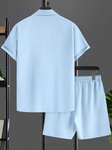 Manfinity RSRT Camisa y pantalones cortos lisos para hombres para vacaciones de verano, conjunto de dos piezas para vacaciones de verano para hombres, atuendo de vacaciones para hombres