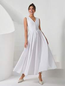 RueChic Elegante vestido midi en línea A en color blanco, con una favorecedora cintura en forma de V, delicados pliegues de princesa para un ajuste esculpido y botones decorativos tipo hongo con un toque vintage. La falda con pliegues de caja añade un movimiento elegante, mientras que la cremallera invisible en la parte trasera o lateral asegura un acabado perfecto. Perfecto para escapadas de verano elegantes, fiestas románticas en jardines y ocasiones nupciales atemporales.