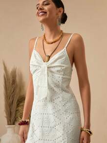 Bóhologie Vestito maxi con ricamo, design in cotone con ricamo all'inglese, dettaglio con fiocco sulla scollatura anteriore, collezione estiva, stile con spalline sottili, serie romantica boho, vestito da sole rustico, design con orlo a balze, collezione abbigliamento da resort, motivo romantico con ricami traforati, vestito estivo ispirato al vintage, dettagli di ricamo artigianale, moda bohémien chic, collezione stile mediterraneo, abbigliamento da resort per la sera