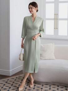 DAZY Vestido midi de mangas 3/4 con cuello en V plisado, bajo hendido y ajuste entallado, de unicolor, diseño elegante de verano para mujeres