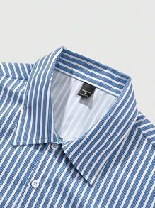 Manfinity Roghcode 2 件超大男士条纹短袖衬衫和短裤套装，衬衫左胸有 1 个口袋，短裤配有松紧腰带和侧袋，年轻街头风格，适合男朋友、丈夫、度假、日常通勤、返校、情侣装两件套夏季套装男士服装男士衬衫套装男士两件套夏季男士两件套男士衬衫套装 - 藍色 - 查看 4