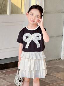 SHEIN Little Byeori 年轻女孩休闲蝴蝶装饰短袖T恤和多层下摆裙子套装