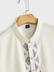 Manfinity Homme 男士简约拼接几何印花纽扣式半襟短袖衬衫，夏季 - 杏色 - 查看 4