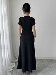 Elenzga Váy chữ A cổ tròn tay bồng cài nút giả - màu đen - Xem 2