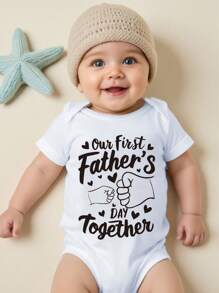 SHEIN 父亲节幼儿男童休闲时尚创意心形拳头字母印花圆领短袖连体衣，爸爸和我搭配的服装（2 件单独出售） - 白色 - 查看 2