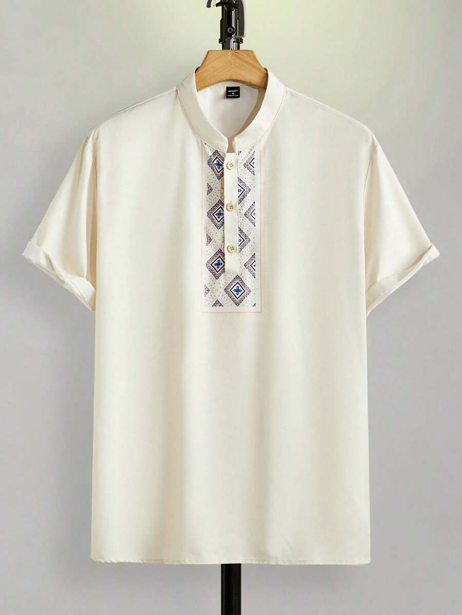 Manfinity Homme 男士简约拼接几何印花纽扣式半襟短袖衬衫，夏季 - 杏色 - 查看 1