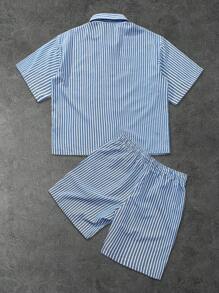 Manfinity Roghcode 2 件超大男士条纹短袖衬衫和短裤套装，衬衫左胸有 1 个口袋，短裤配有松紧腰带和侧袋，年轻街头风格，适合男朋友、丈夫、度假、日常通勤、返校、情侣装两件套夏季套装男士服装男士衬衫套装男士两件套夏季男士两件套男士衬衫套装 - 藍色 - 查看 2