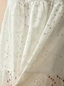 Bóhologie Vestito maxi con ricamo, design in cotone con ricamo all'inglese, dettaglio con fiocco sulla scollatura anteriore, collezione estiva, stile con spalline sottili, serie romantica boho, vestito da sole rustico, design con orlo a balze, collezione abbigliamento da resort, motivo romantico con ricami traforati, vestito estivo ispirato al vintage, dettagli di ricamo artigianale, moda bohémien chic, collezione stile mediterraneo, abbigliamento da resort per la sera
