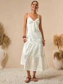 Bóhologie Vestito maxi con ricamo, design in cotone con ricamo all'inglese, dettaglio con fiocco sulla scollatura anteriore, collezione estiva, stile con spalline sottili, serie romantica boho, vestito da sole rustico, design con orlo a balze, collezione abbigliamento da resort, motivo romantico con ricami traforati, vestito estivo ispirato al vintage, dettagli di ricamo artigianale, moda bohémien chic, collezione stile mediterraneo, abbigliamento da resort per la sera