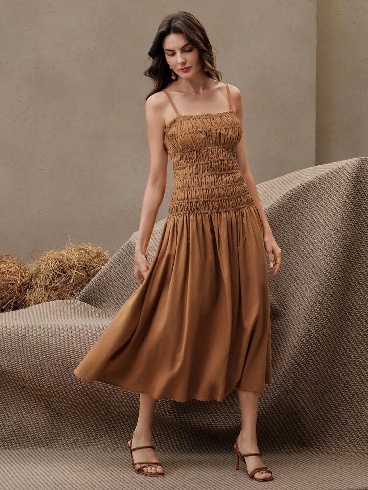 Robe vintage élégante et romantique en lin de couleur unie, style camisole plissée, coupe évasée et sexy