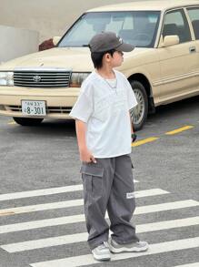 SHEIN Set de 2 piezas para niño preadolescente: Camiseta de manga corta con cuello redondo y patrón de letras 3D en relieve, talla grande pantalones cargo de color gris en contraste. Conjunto deportivo casual apto para primavera, verano, vacaciones, escuela, fiesta, moda y versátil. - Blanco - Ver 3