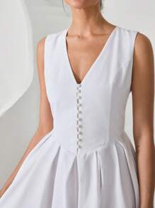 RueChic Elegante vestido midi en línea A en color blanco, con una favorecedora cintura en forma de V, delicados pliegues de princesa para un ajuste esculpido y botones decorativos tipo hongo con un toque vintage. La falda con pliegues de caja añade un movimiento elegante, mientras que la cremallera invisible en la parte trasera o lateral asegura un acabado perfecto. Perfecto para escapadas de verano elegantes, fiestas románticas en jardines y ocasiones nupciales atemporales.